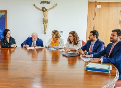 Lula sanciona lei que aumenta a pena de feminicídio para até 40 anos
