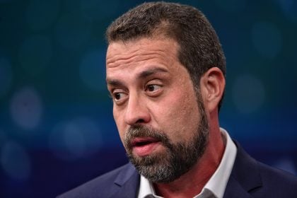 Boulos vai ao MPF contra a Brasil Paralelo por divulgação de conteúdos negacionistas em escolas