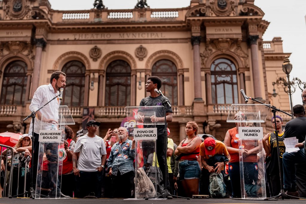 Boulos responde a 'sumiço' de Nunes com debate popular nas ruas de São Paulo