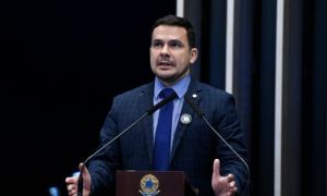 Deputado do PL propõe seguir os EUA e usar 911 como número de emergência no Brasil