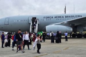 Quinto voo da FAB resgata 220 brasileiros no Líbano em meio ao agravamento do conflito