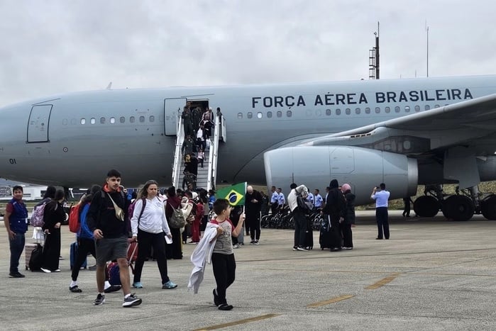 Quinto voo da FAB resgata 220 brasileiros no Líbano em meio ao agravamento do conflito