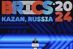 Na Cúpula, Putin exibe cédula simbólica do BRICS – mas moeda conjunta ainda é improvável