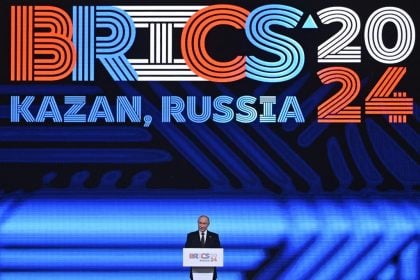 Na Cúpula, Putin exibe cédula simbólica do BRICS – mas moeda conjunta ainda é improvável