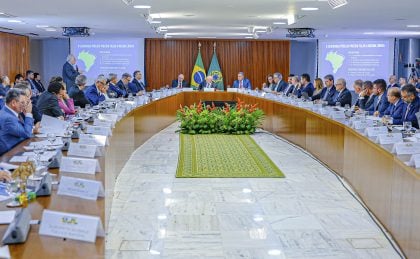 Tarcísio sugere ao governo não se limitar à PEC da Segurança; Lula ironiza Caiado
