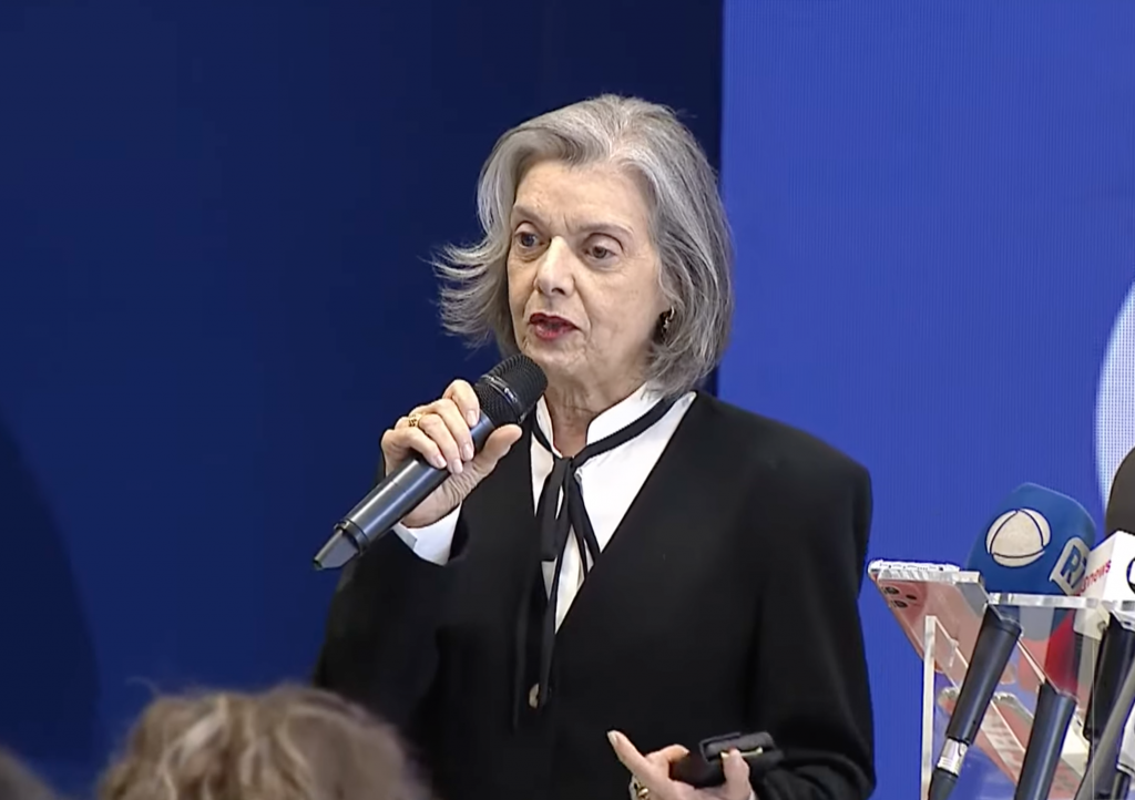 Cármen Lúcia celebra tranquilidade na votação do segundo turno