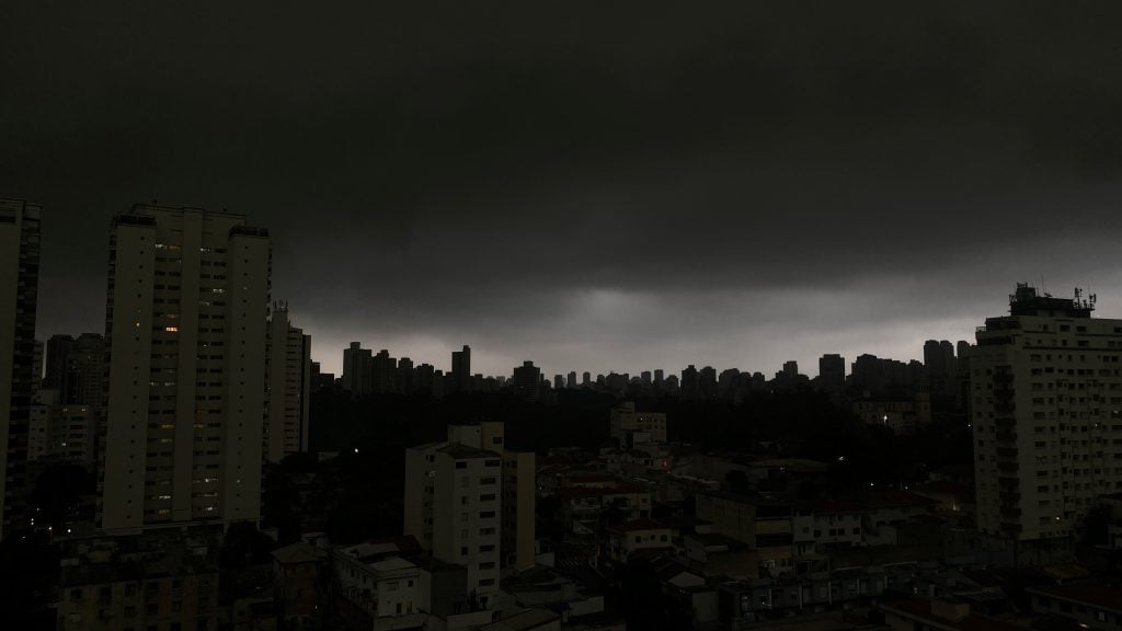 São Paulo tem mais de 70 mil imóveis sem energia após a chuva desta quarta