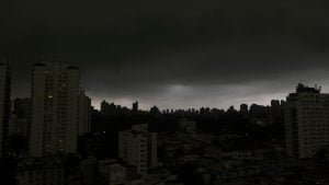 São Paulo tem mais de 70 mil imóveis sem energia após a chuva desta quarta
