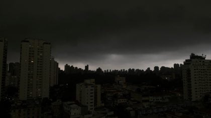 São Paulo tem mais de 70 mil imóveis sem energia após a chuva desta quarta