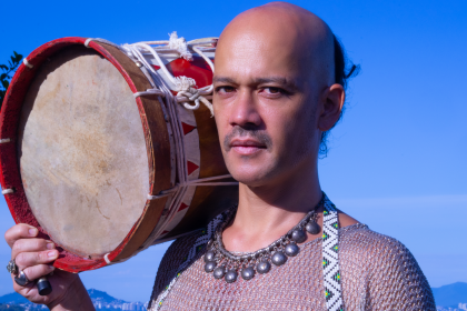 Curumin lança seu 5º álbum, com experiências sonoras diversas e intuitivas