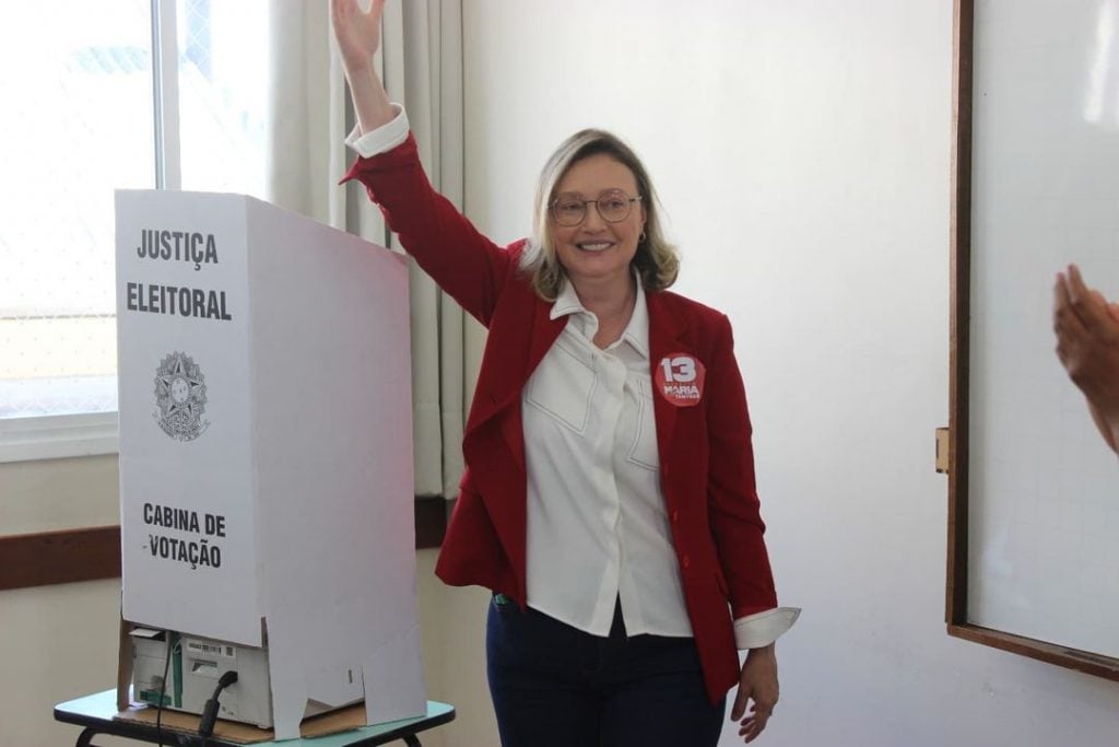Maria do Rosário vota em Porto Alegre e diz acreditar em virada