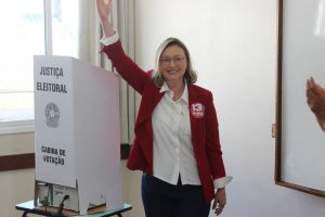 Maria do Rosário vota em Porto Alegre e diz acreditar em virada