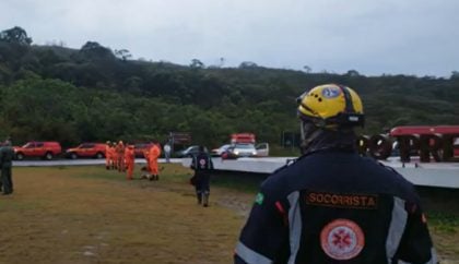 Queda de helicóptero dos bombeiros durante buscas em MG deixa 6 mortos