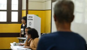 Em Niterói, 38 pessoas são conduzidas à delegacia por crime eleitoral