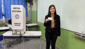 Tabata vota na zona sul de São Paulo sem falar com a imprensa: 'Hoje é só o voto'