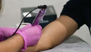 Minas: TJ condena tatuadora por errar ortografia e escrever 'lembraça' em cliente