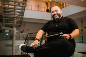 Ele criou uma startup de gestão enquanto encarava um luto e hoje fatura R$ 6 milhões