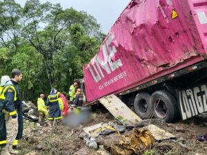 Acidente no PR mata nove atletas de equipe de remo de Pelotas