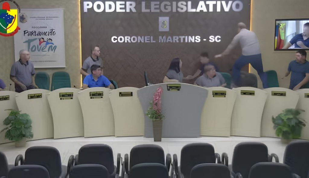 Vereador corre atrás de outro em confusão durante sessão legislativa em SC; veja vídeo