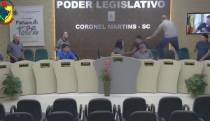 Vereador corre atrás de outro em confusão durante sessão legislativa em SC; veja vídeo