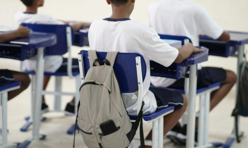 Proibição de celular nas escolas une direita e esquerda em comissão na Assembleia de São Paulo