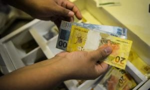 Aposentados e pensionistas começam a receber antecipação do 13º