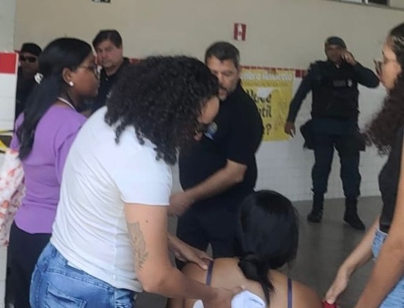 Homem tenta matar ex a facada em local de votação em Aracaju
