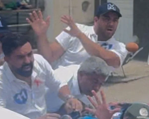 Manifestantes jogam ovos em governador da Bahia durante carreata