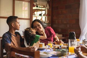 Progressistas devem mostrar que seu projeto é o que realmente protege e valoriza as famílias