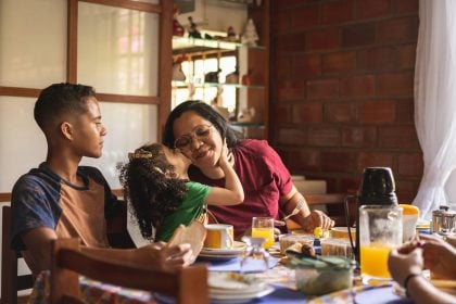 Progressistas devem mostrar que seu projeto é o que realmente protege e valoriza as famílias