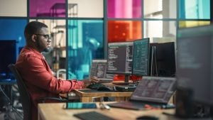 Mercado de tecnologia cresce, mas encontrar profissionais qualificados ainda é um desafio