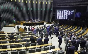 Câmara aprova projeto que criminaliza fotografar por debaixo da roupa sem autorização