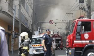 Incêndio atinge centro de comércio popular no Brás, em São Paulo