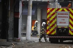 Bombeiros controlam incêndio em shopping no centro de São Paulo