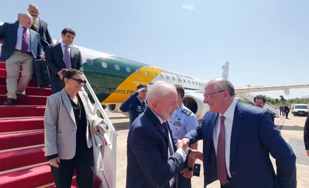 Comitiva de Lula chega ao Brasil após avião presidencial apresentar problema técnico no México