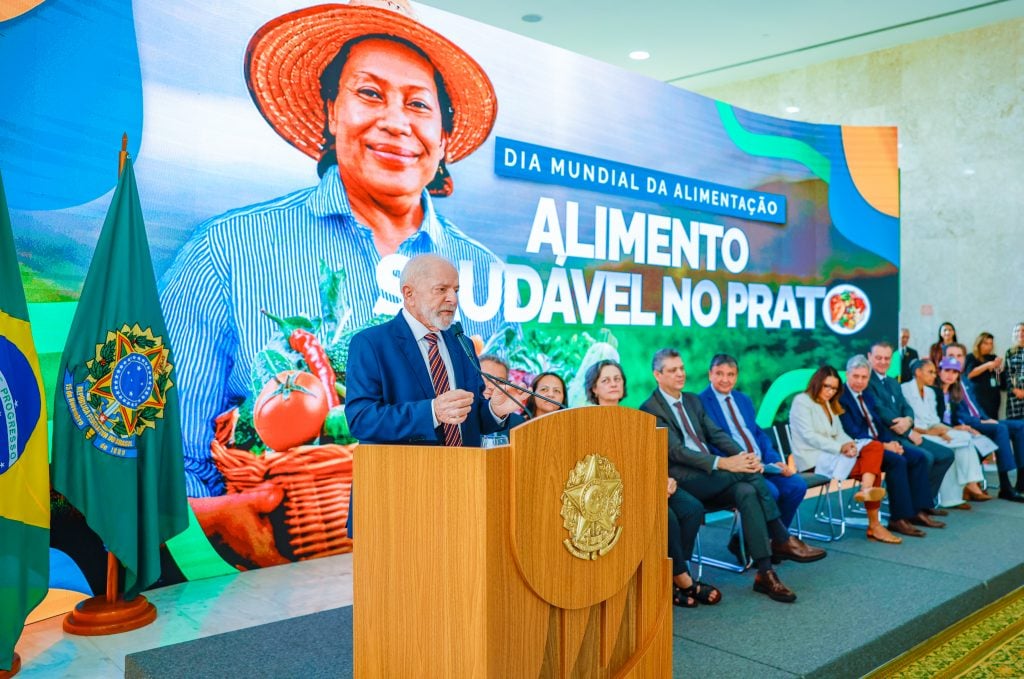 Governo lança programa de combate à fome e Lula critica 'irresponsabilidade' de governantes sobre o tema