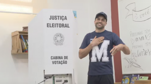 Marçal espera até o último minuto para votar, vai à urna descalço e diz que é 'vítima do sistema'