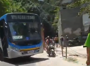 Ônibus são usados como barricadas por facções criminosas no Rio