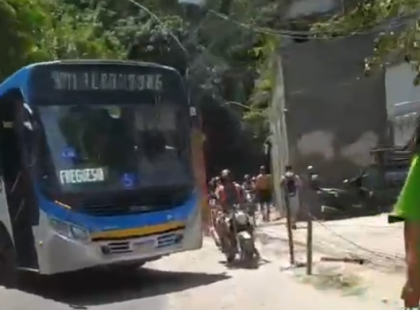 Ônibus são usados como barricadas por facções criminosas no Rio