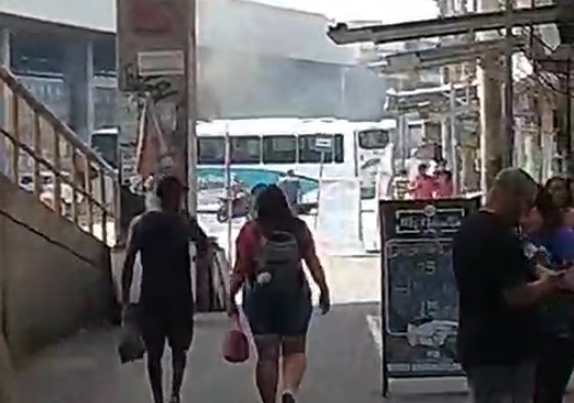 Rio: Pelo 2º dia seguido, integrantes de facções usam ônibus como barricadas