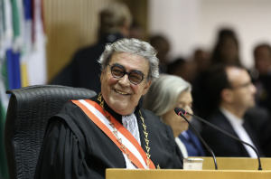 Novo presidente do TST defende regulamentação de trabalhos 'uberizados'