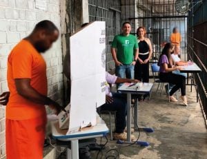 Preso pode votar? Entenda o que diz a legislação brasileira sobre o tema