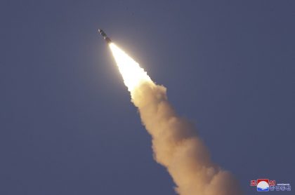 Coreia do Norte dispara mísseis balísticos em direção ao Mar do Japão