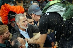 Espanha: Rei Felipe VI é hostilizado por vítimas e atingido por lama em visita a locais de enchentes