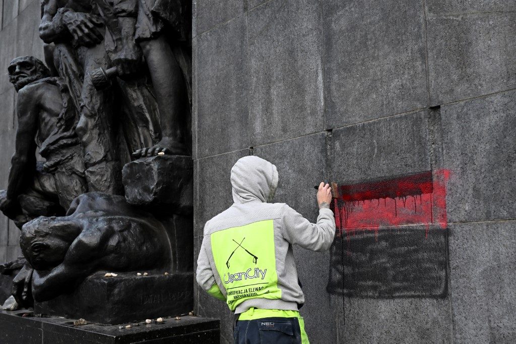 Monumento aos heróis do levante do Gueto de Varsóvia é vandalizado na Polônia