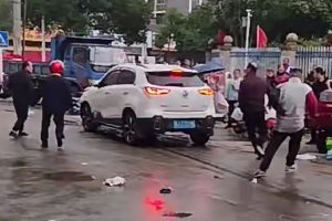 Atropelamento deixa várias crianças feridas na China