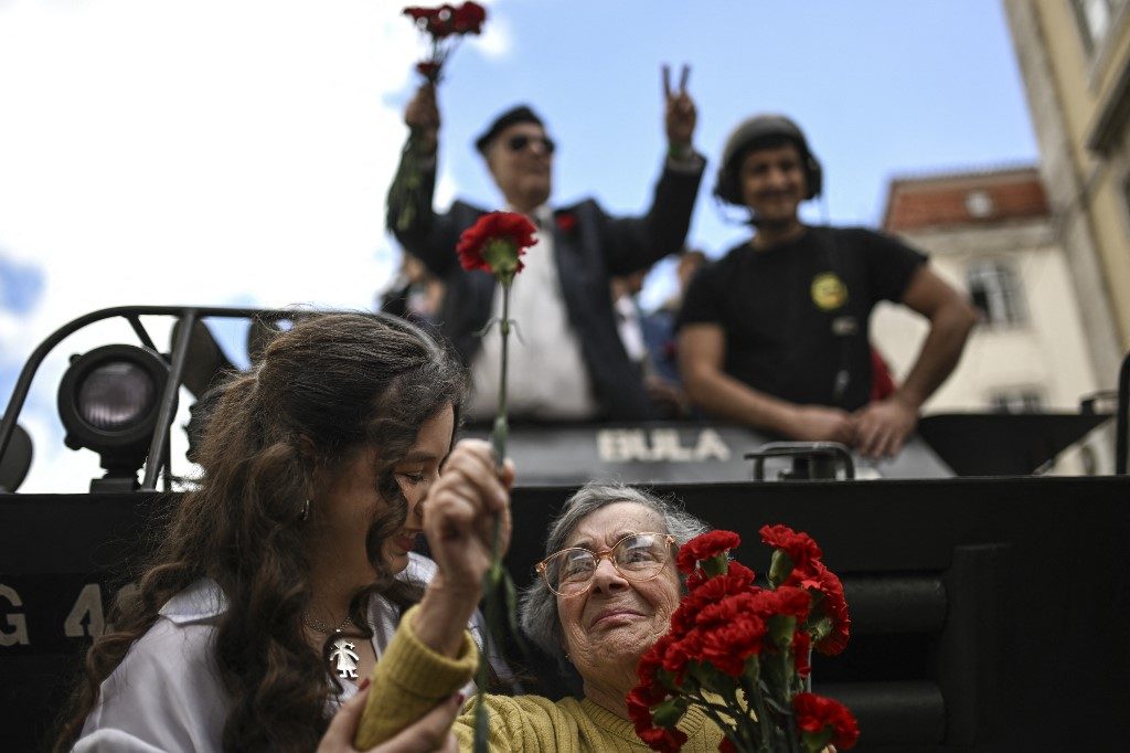Morre a ‘Dama dos Cravos’, símbolo da revolução que encerrou ditadura em Portugal