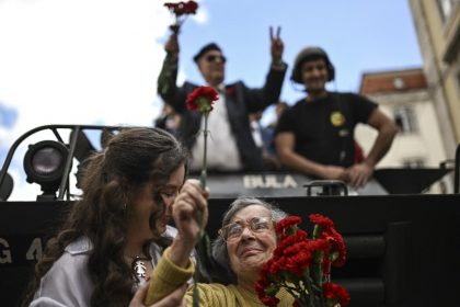 Morre a ‘Dama dos Cravos’, símbolo da revolução que encerrou ditadura em Portugal