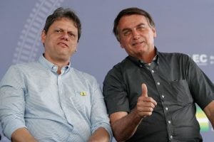 Tarcísio sai em defesa de Bolsonaro e fala em 'narrativa' após indiciamento da PF