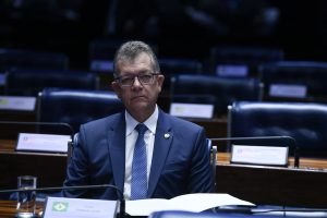 Senador recua e exclui de parecer trecho que limitava poder da Petrobras no mercado de gás natural